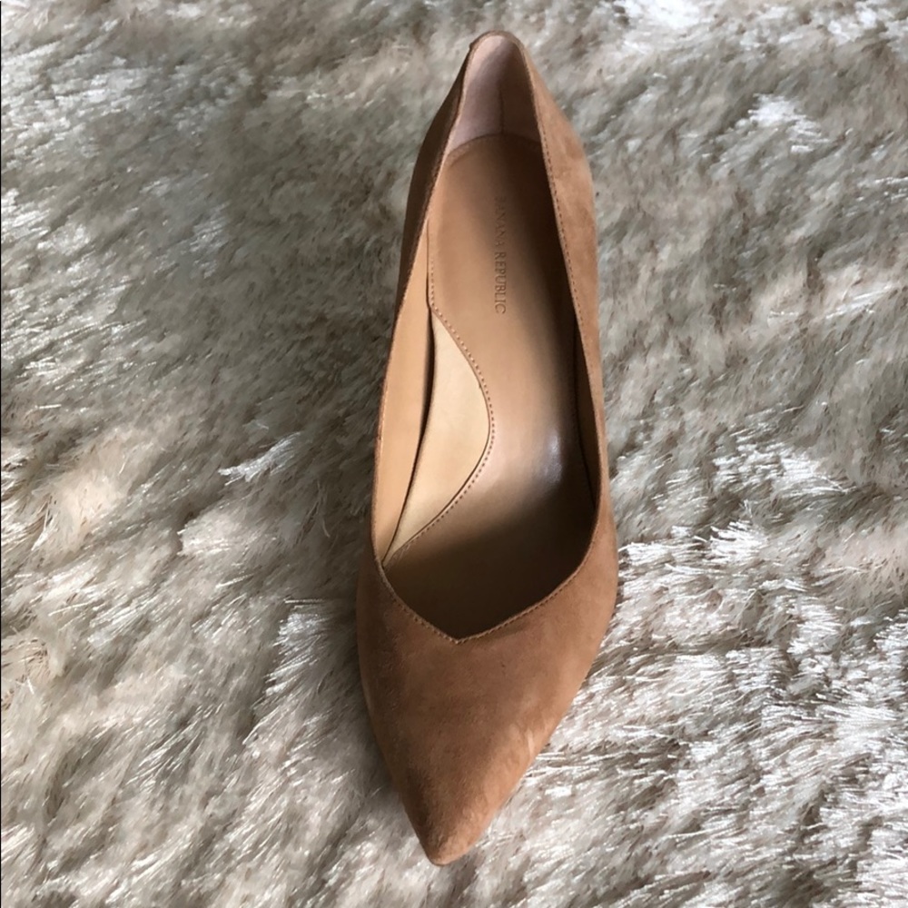 Banana Republic Beige Tan Pumps